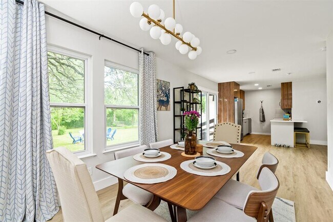 Building Photo - 11807 Oakwood Dr