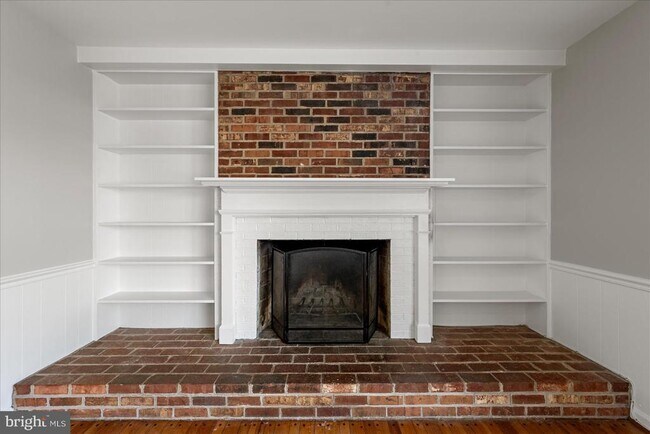 Building Photo - 641 W Country Club Dr