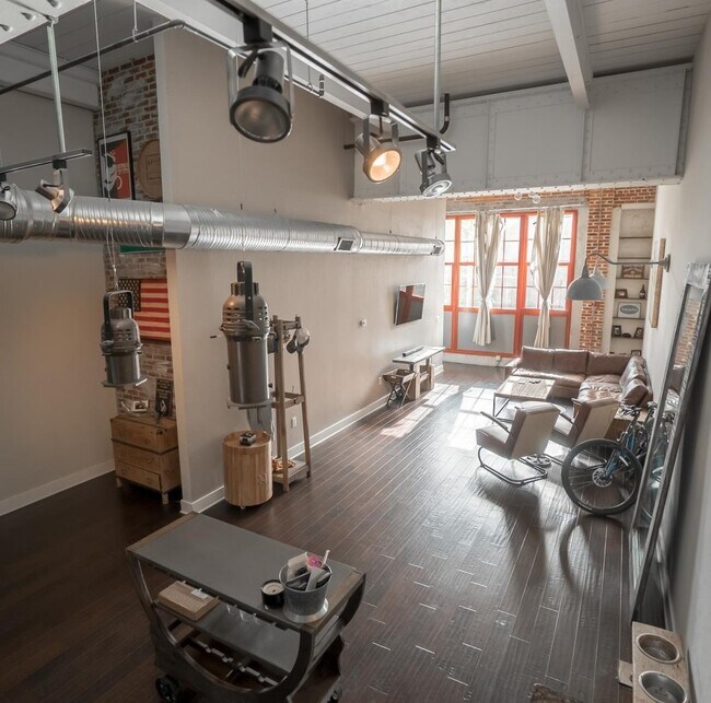 Building Photo - Beautiful 2 bedroom/2 bathroom loft with exposed brick, steel beams and hand scrapped wood floors.