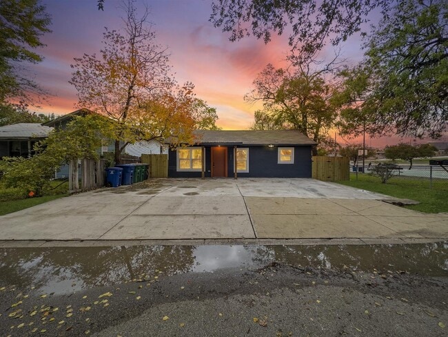 Building Photo - 1606 W Wildwood Dr