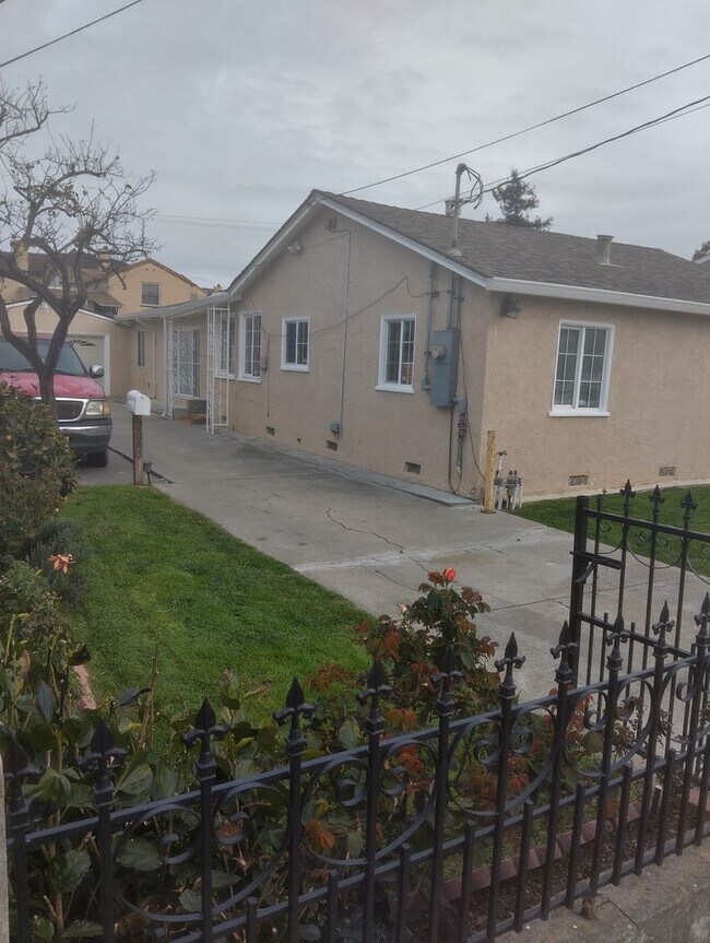 Building Photo - Remodeled 4 bedroom Single Story Home in San Pablo, CA.