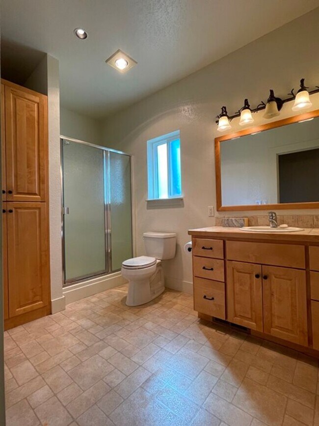 Building Photo - Large home in the Running Y
