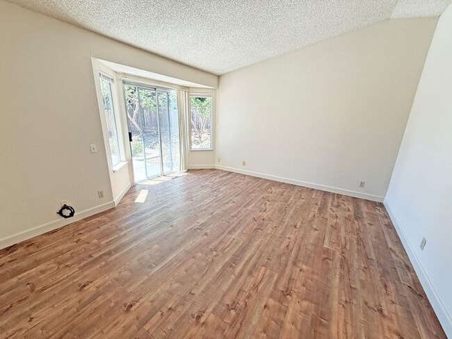 Building Photo - Single Story Evergreen Home at the Middle of a Cul-De-Sac!