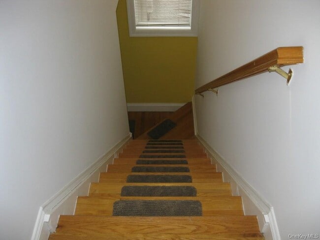 Building Photo - 622 S 6th Ave