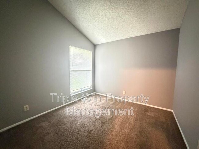 Building Photo - 2450 Jenkee Dr