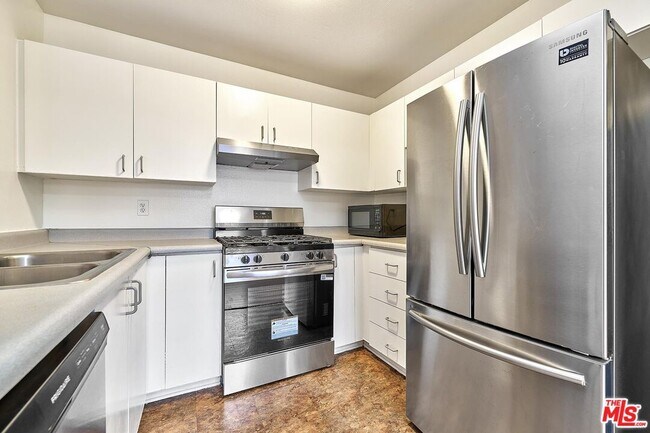 Building Photo - 326 S Manhattan Pl