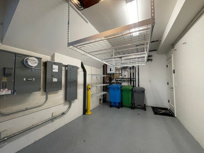 Building Photo - Glen Park: Impressive Top Floor Unfurnishe...