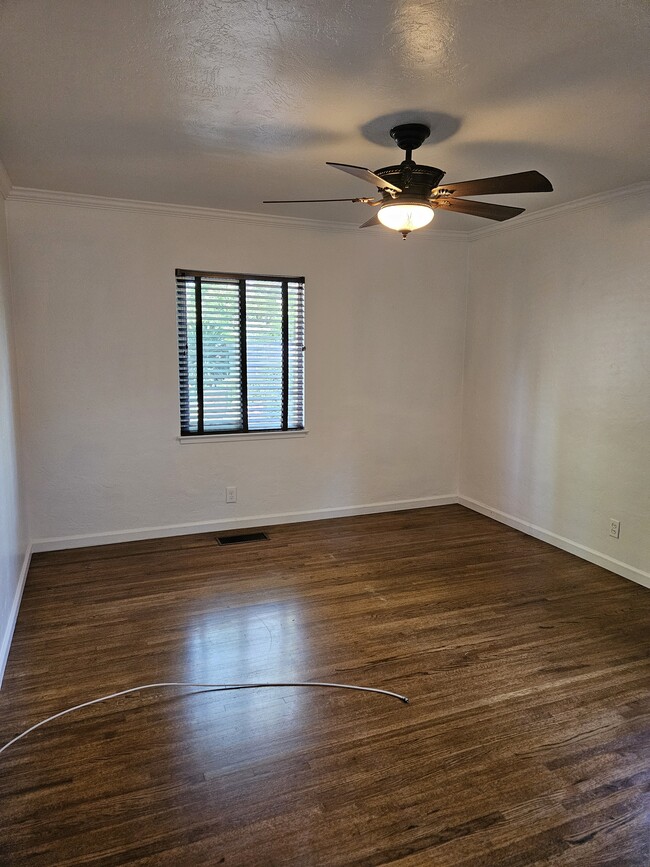 Building Photo - 1539 Bronson Ave
