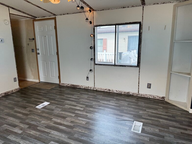 Building Photo - 48592 Leafdale Ct