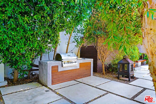 Building Photo - 2049 N Berendo St