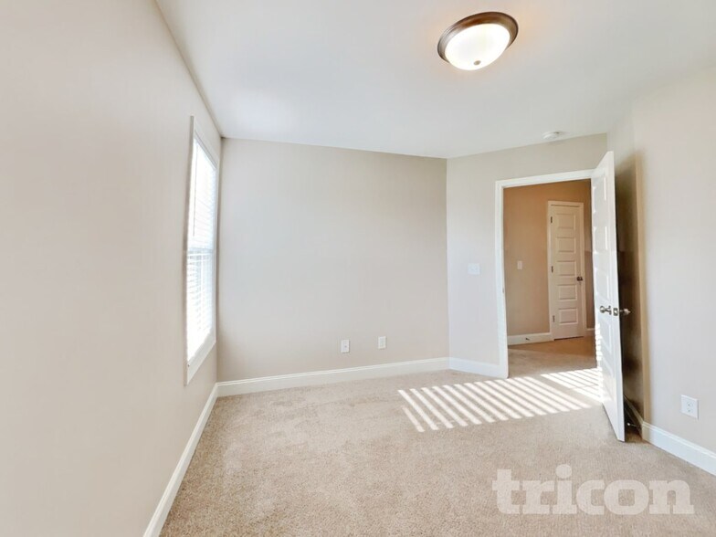Building Photo - 85 Arrow Ln
