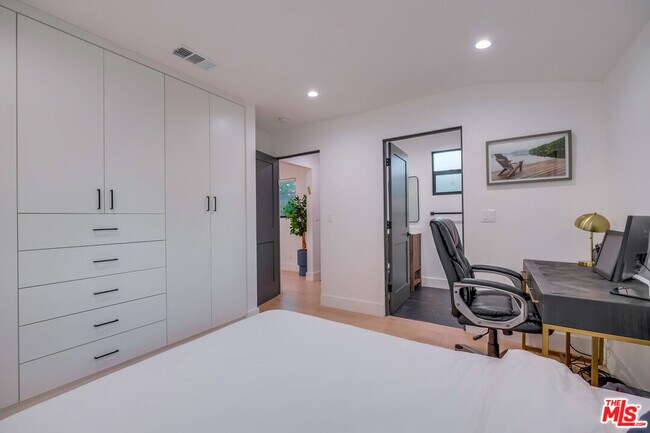 Building Photo - 5715 Corteen Pl