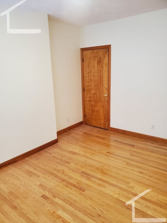 Building Photo - Nicely renovated unit with parking included!