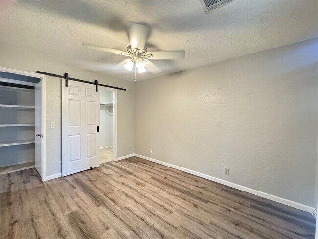 Building Photo - 905 Rambling Oaks Dr