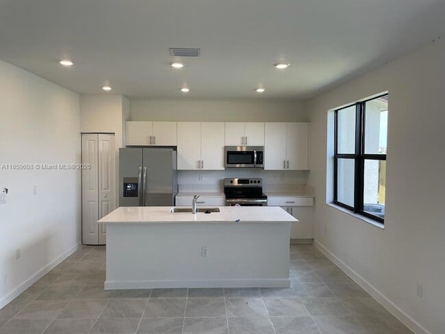 Building Photo - 10007 SW 231st Ln