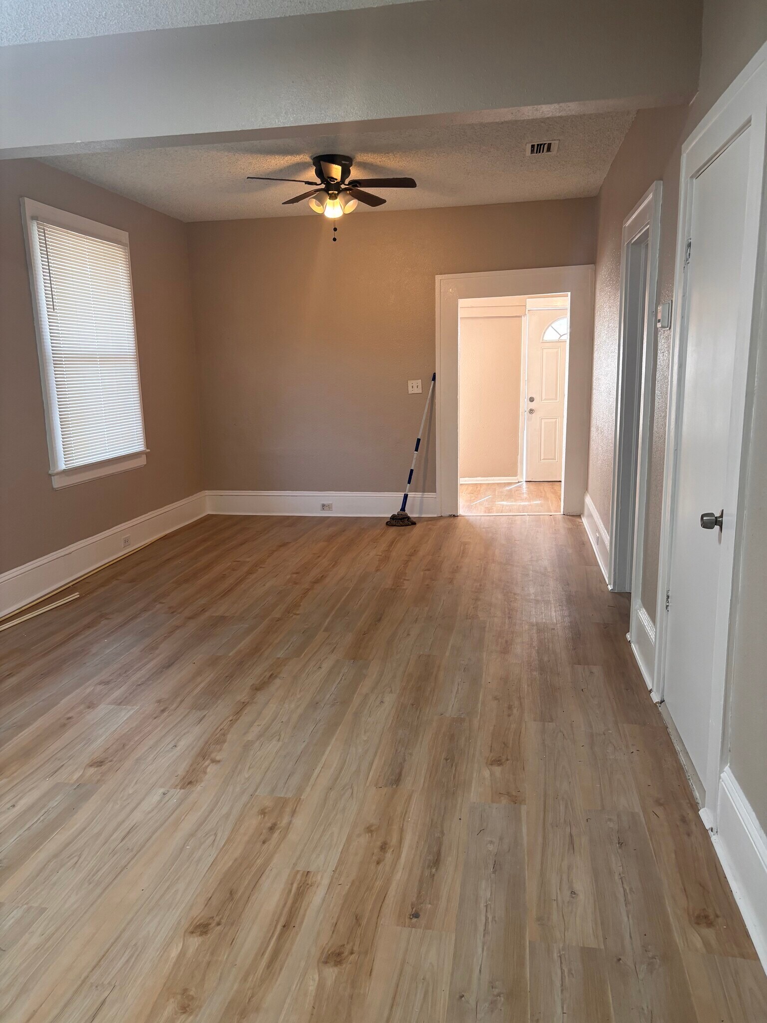 Grand room - 617 Ivy St