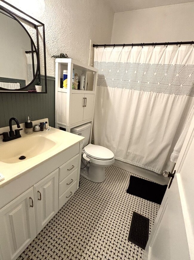 Building Photo - CHARMING FURNISHED BROADMOOR HOME