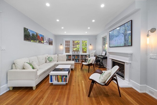 Building Photo - *Beautifully Updated & Spacious 4BD/3.5BA ...
