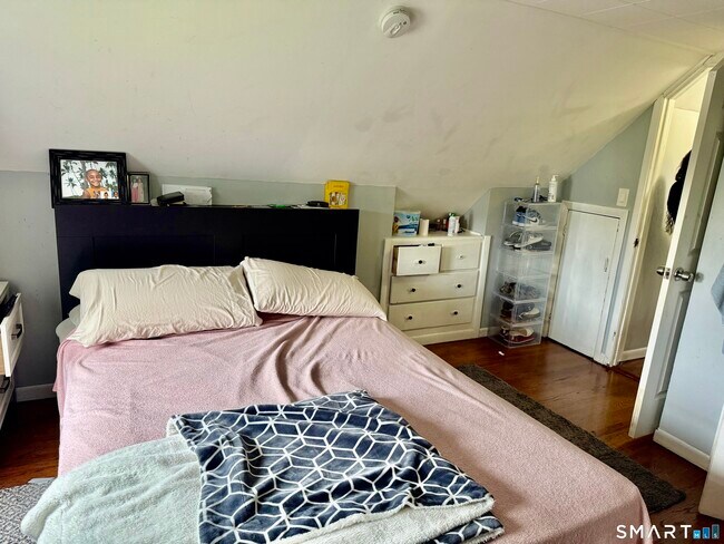 Building Photo - 15 Edwards St