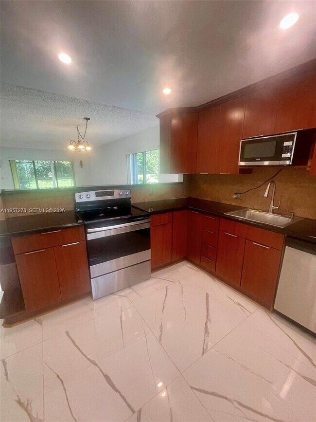 Building Photo - 403 Lakeview Dr