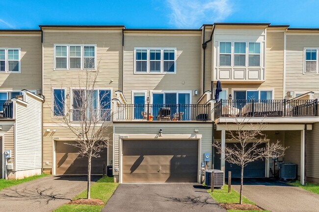 Building Photo - Stunning One Loudoun Townhome – 3BR / 3.5BA in Prime Ashburn Location – Available May 1