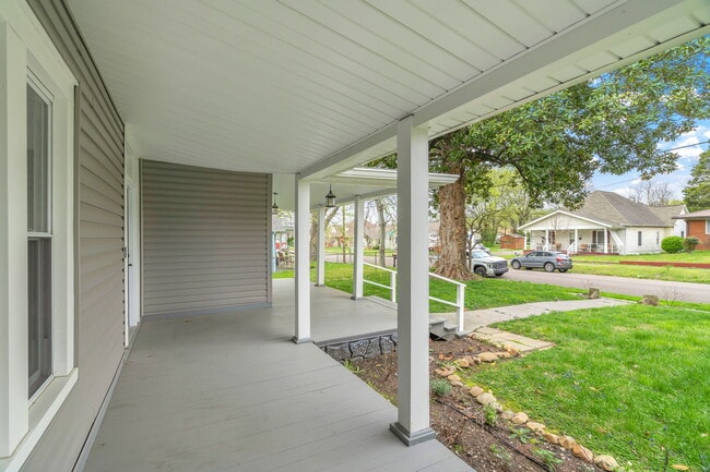 Building Photo - 206 E Springdale Ave