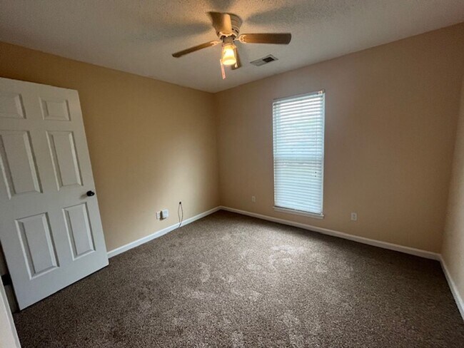 Building Photo - Renovated 2 Bedroom 2 Bath Home for Rent!