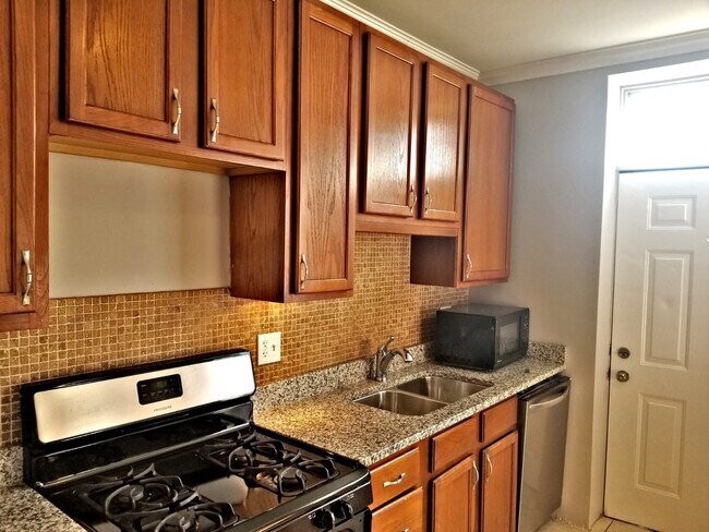 Building Photo - Three Bedroom Unit in South Shore