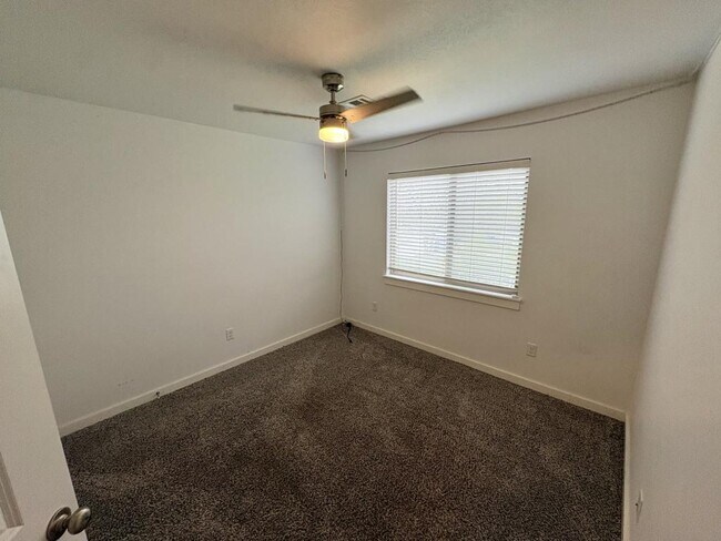 Building Photo - 628 N College St