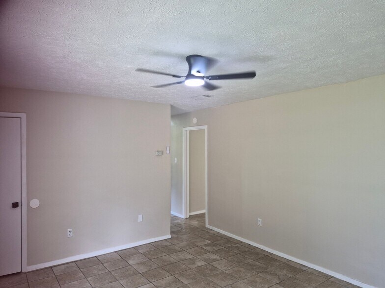 Building Photo - 5629 Queen Mary Ln