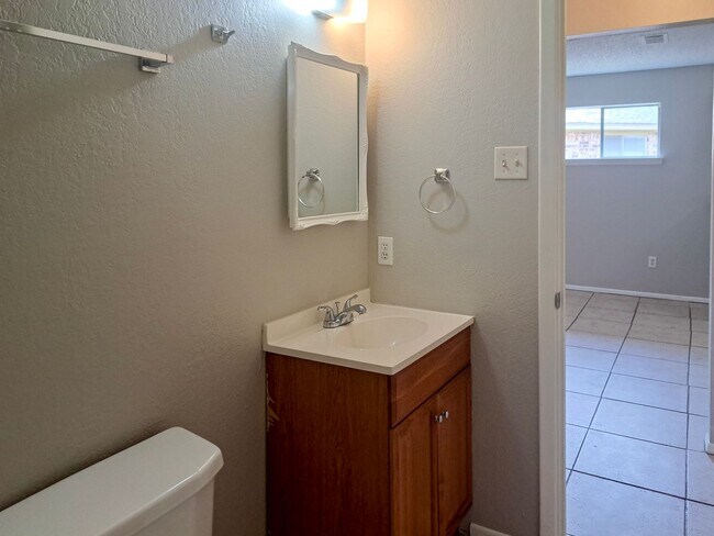 Building Photo - 400-402 Renee Drive