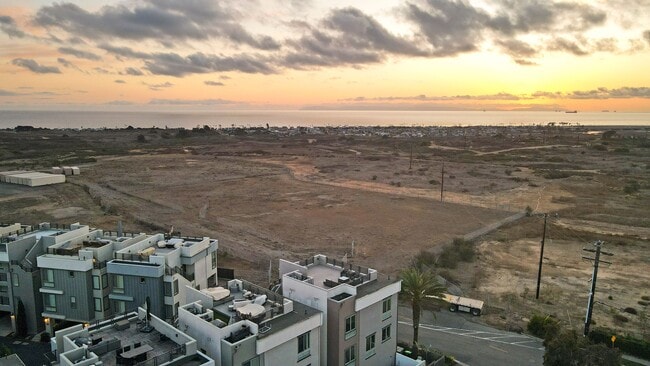 Building Photo - 1068 Hampton Dr