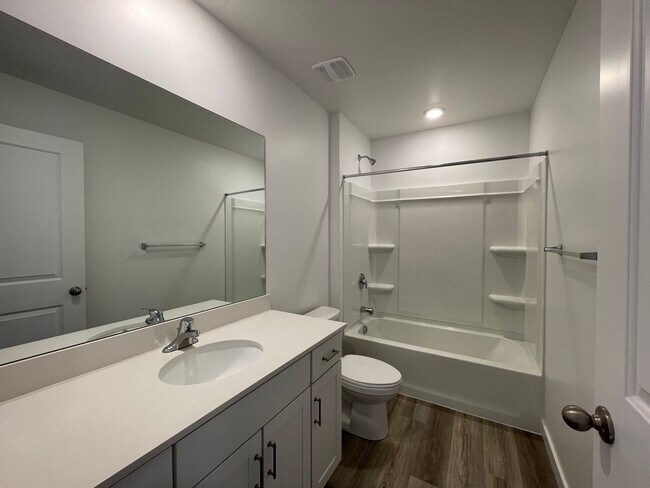 Building Photo - 3-Bedroom Townhome in Santaquin!