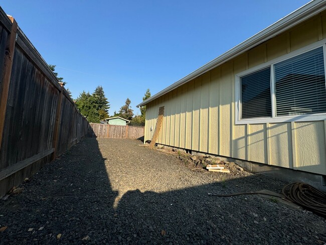 Building Photo - Beautiful 3 Bedroom In Eugene MOVE IN SPEC...