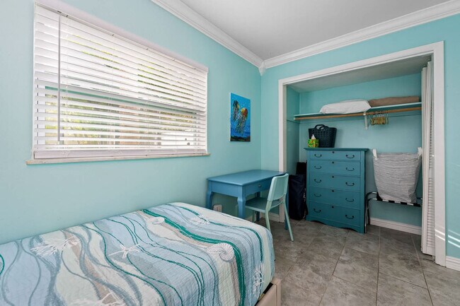 Building Photo - 1341 Bayview Dr