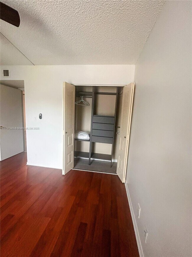 Building Photo - 454 N Laurel Dr