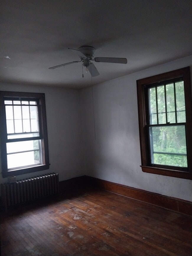 Building Photo - 604 Roxbury St
