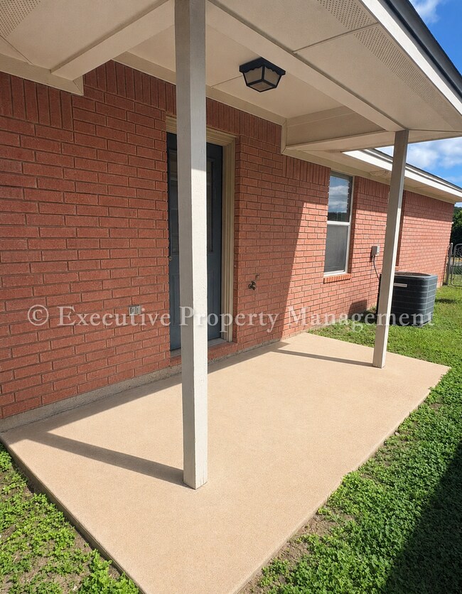 Building Photo - 208 Janelle Dr
