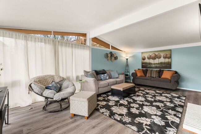 Building Photo - Furnished 3 Bedroom Lakewood Home with Lake View