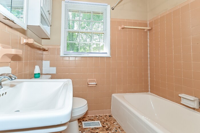 Building Photo - 2204 Euclid Rd NW