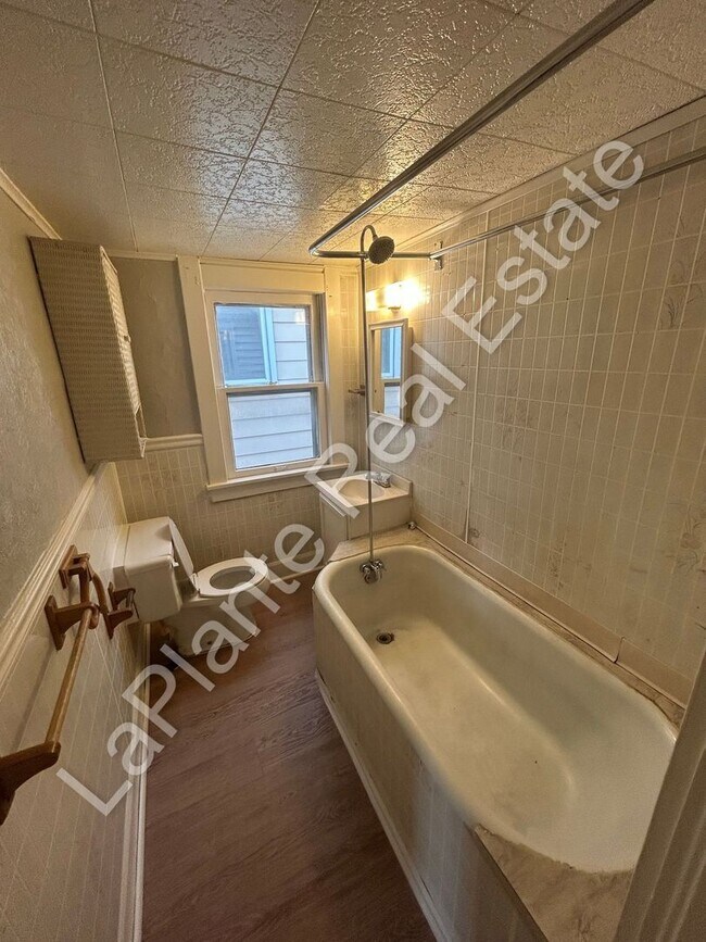 Building Photo - 1439 Vassar Dr