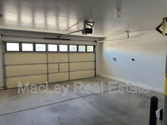 Building Photo - 2011 W Sunshine Butte Dr