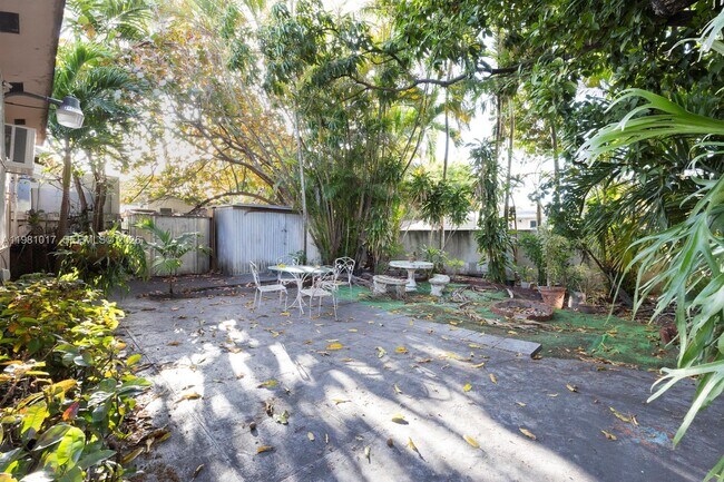 Building Photo - 101 SW 24th Ave