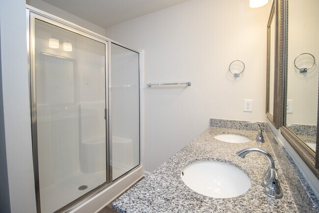 Building Photo - 410 Middlebury Ln