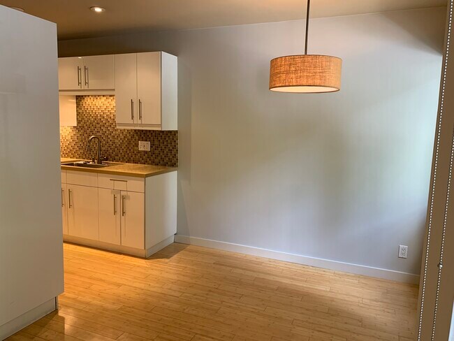 Building Photo - 1250 N Kings Rd
