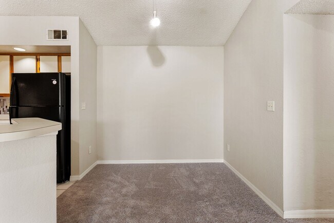 Building Photo - Venetian Place -  833