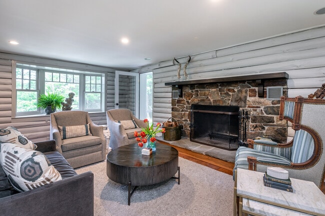 Building Photo - 1 W Woods Rd