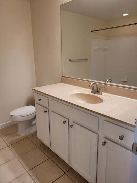 Main bath - 10075 Gate Pky N