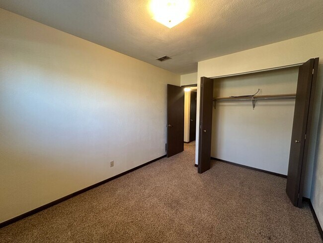 Building Photo - 2 Bedroom/1 Bath Apartment For Rent