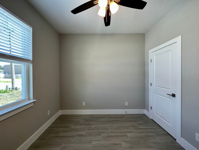 Building Photo - Brand New Modern Duplex !